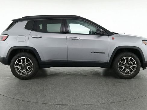 Used 2025 Jeep Compass Trailhawk image 11