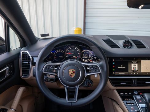 Certified 2023 Porsche Cayenne Platinum Edition image 20