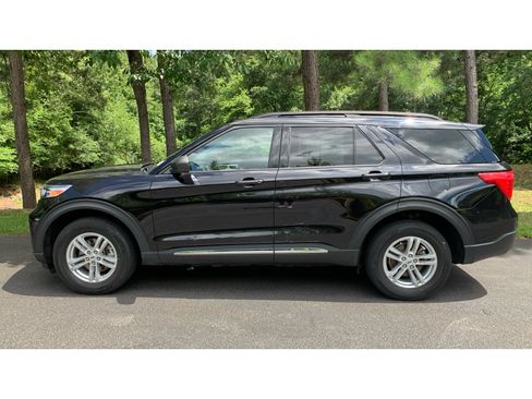 Used 2023 Ford Explorer XLT w/ Equipment Group 202A AWD/4WD image 5