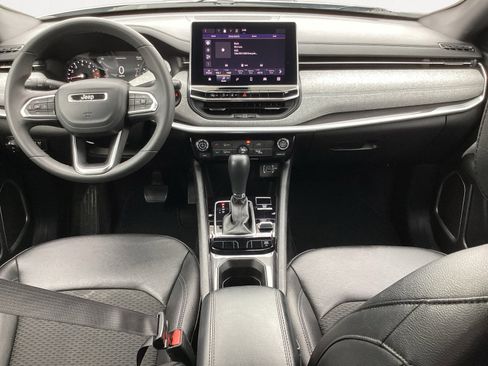 Used 2024 Jeep Compass Latitude image 4