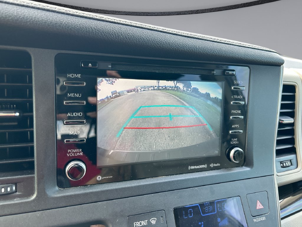 Used 2018 Toyota Sienna XLE w/ XLE Navigation Package FWD image 24