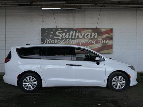 Used 2018 Chrysler Pacifica L image 6