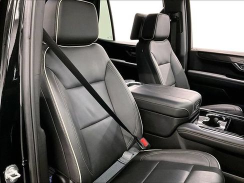Used 2025 GMC Yukon Elevation w/ Elevation Premium Package AWD/4WD image 8