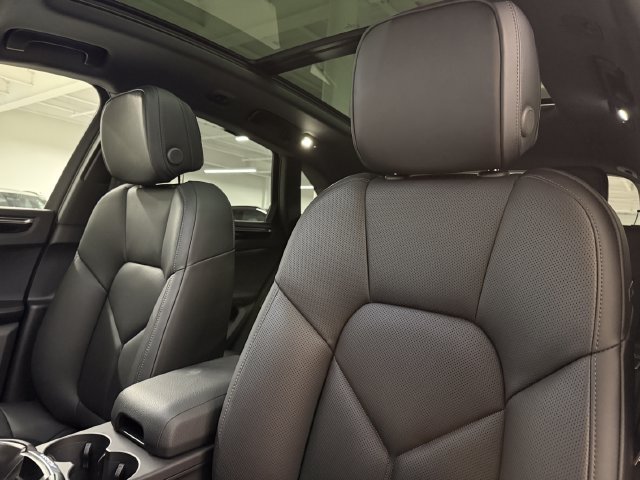 Certified 2026 Porsche Macan AWD/4WD image 29