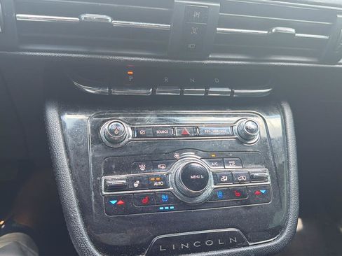 Used 2022 Lincoln Corsair AWD w/ Premium Package image 11