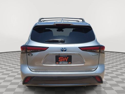 Used 2023 Toyota Highlander Limited FWD image 6