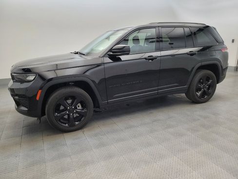 Used 2023 Jeep Grand Cherokee Altitude RWD image 3