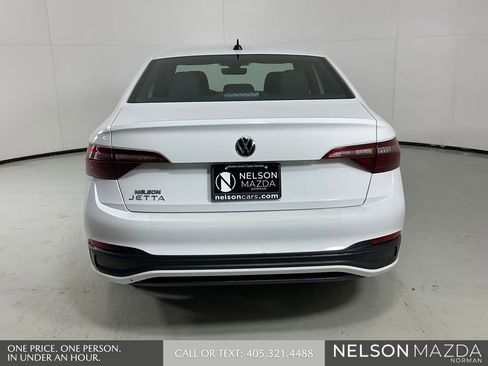 Used 2024 Volkswagen Jetta Sport image 9