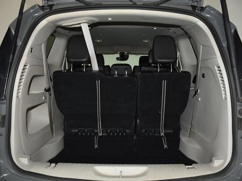 Used 2023 Chrysler Pacifica Touring-L FWD image 31
