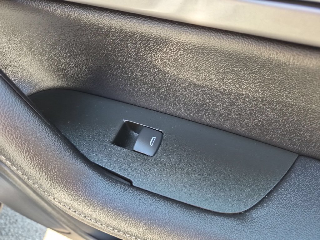 Used 2025 Chevrolet Blazer LT FWD image 32