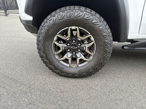 Used 2026 Chevrolet Colorado ZR2 w/ Technology Package AWD/4WD image 11