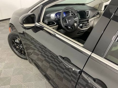 Used 2022 Chrysler Pacifica Touring-L image 46