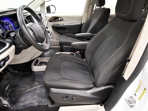 Used 2023 Chrysler Voyager LX image 14