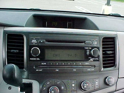 Used 2011 Toyota Sienna w/ Towing Pkg FWD image 24