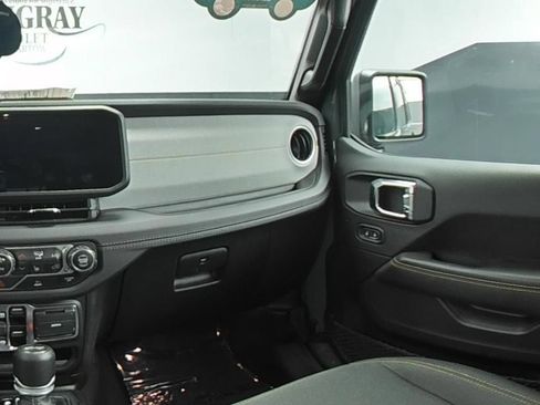 Used 2025 Jeep Wrangler Unlimited Sahara AWD/4WD image 18