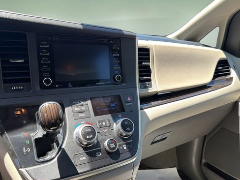 Used 2020 Toyota Sienna XLE Premium AWD/4WD image 32