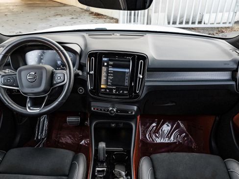 Used 2021 Volvo XC40 T4 R-Design image 14