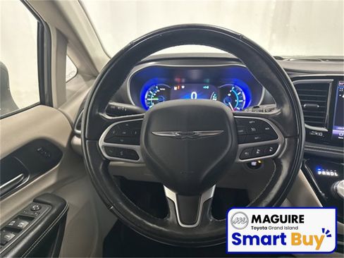 Used 2022 Chrysler Pacifica Touring-L image 6