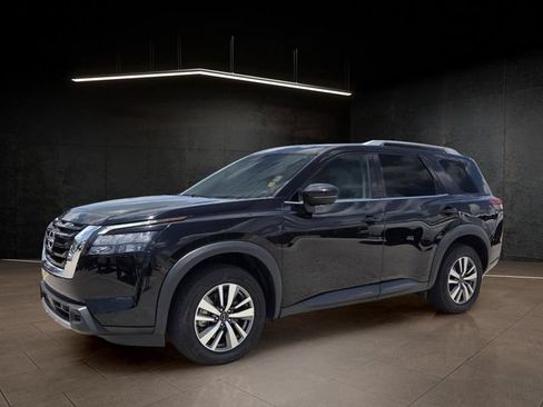 Used 2025 Nissan Pathfinder SL FWD image 3