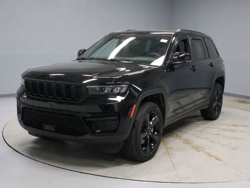 Used 2023 Jeep Grand Cherokee Altitude image 7