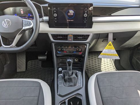 Used 2025 Volkswagen Taos SE image 21