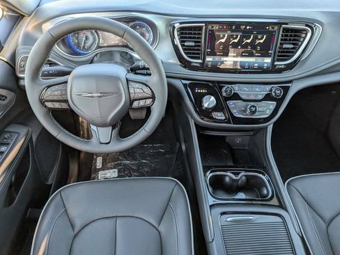 New 2026 Chrysler Pacifica Limited w/ S Appearance Package AWD/4WD image 6