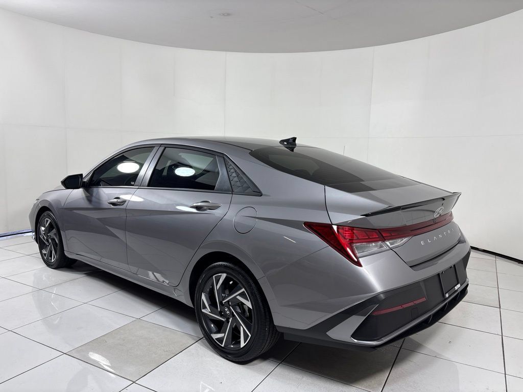 New 2025 Hyundai Elantra SEL FWD image 3