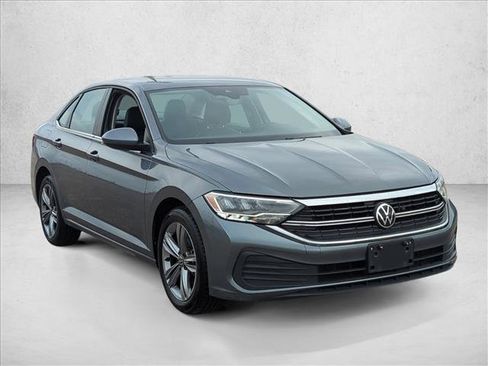 Used 2024 Volkswagen Jetta SE image 3