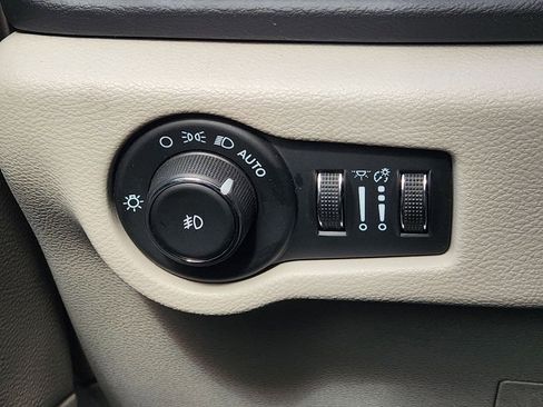 Used 2024 Chrysler Pacifica Touring-L FWD image 22