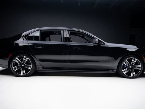 Used 2023 BMW i7 xDrive60 w/ Executive Package 2 image 34