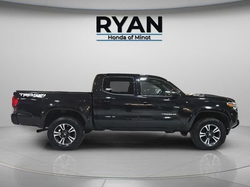 Used 2018 Toyota Tacoma TRD Sport image 11