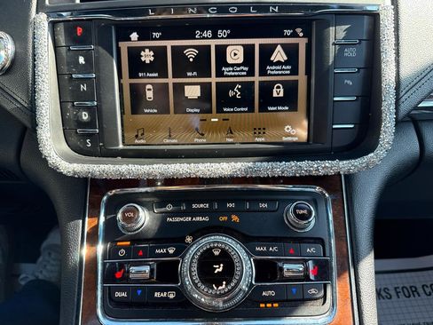 Used 2017 Lincoln Continental Select image 13