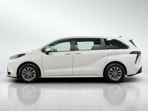 Used 2021 Toyota Sienna LE AWD/4WD image 2