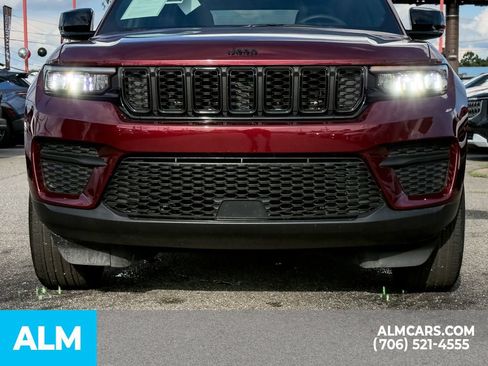 Used 2025 Jeep Grand Cherokee Altitude AWD/4WD image 8