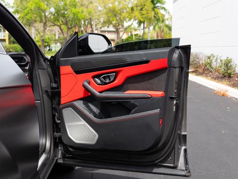 Used 2022 Lamborghini Urus image 47