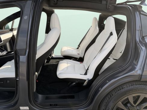 Used 2022 Tesla Model X Plaid image 5