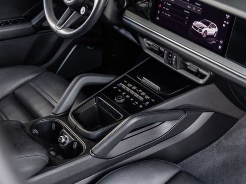 Certified 2024 Porsche Cayenne Coupe AWD/4WD image 31