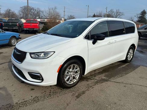 Used 2025 Chrysler Pacifica Select image 3