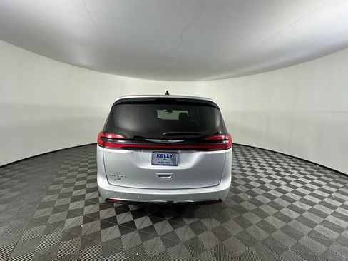 Certified 2024 Chrysler Pacifica Touring-L FWD image 8