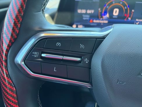 Used 2025 Chevrolet Traverse LT image 18