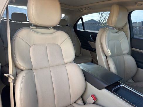 Used 2019 Lincoln Continental Select image 52