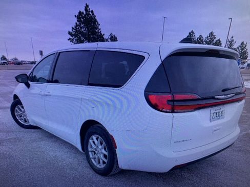 Used 2024 Chrysler Pacifica Touring-L image 4