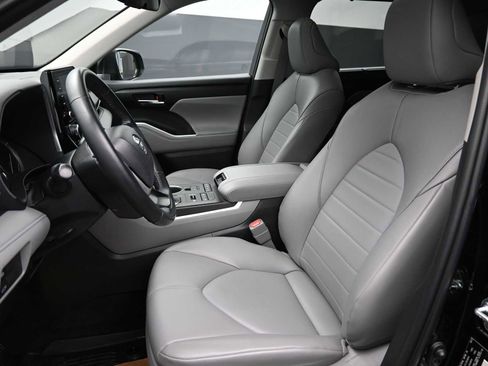 Used 2022 Toyota Highlander XLE image 10