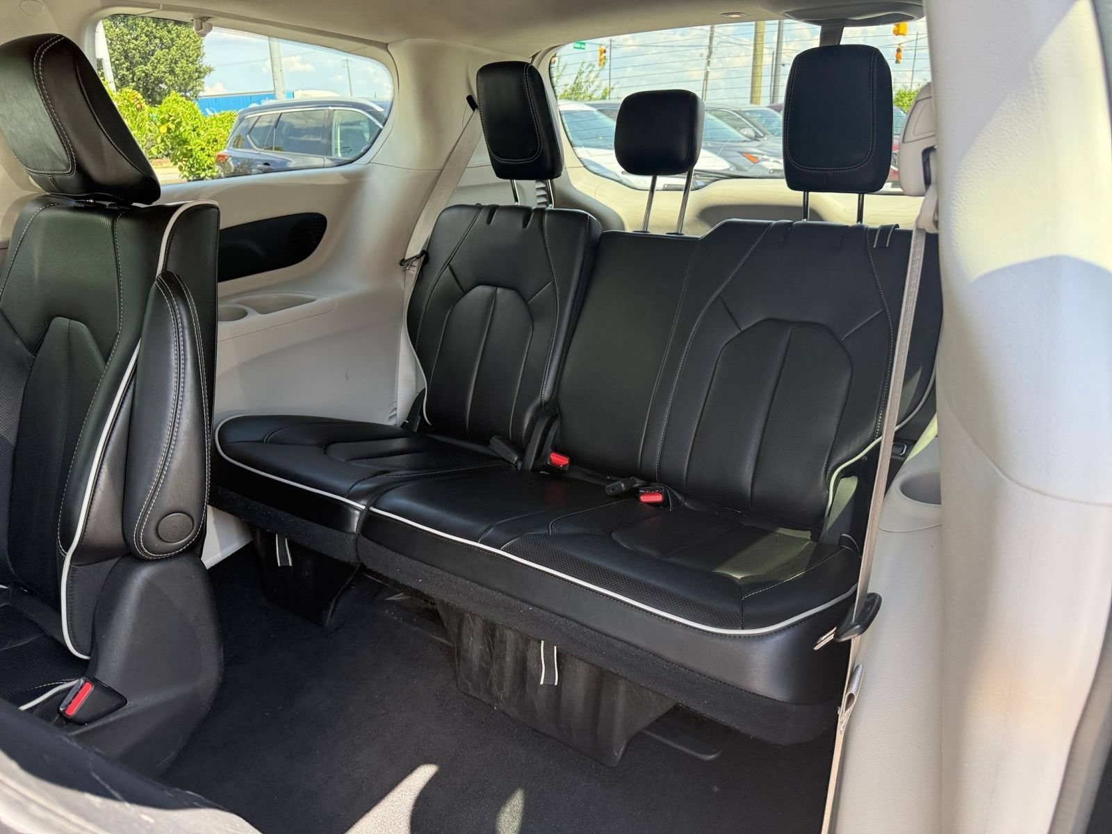 Used 2023 Chrysler Pacifica Limited FWD image 32