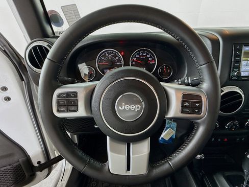 Used 2017 Jeep Wrangler Unlimited Rubicon image 11