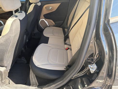 Used 2018 Jeep Renegade Latitude image 9