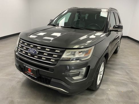 Used 2017 Ford Explorer XLT w/ Equipment Group 202A AWD/4WD image 2