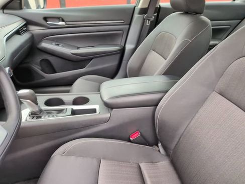 Used 2025 Nissan Altima 2.5 SV FWD image 21