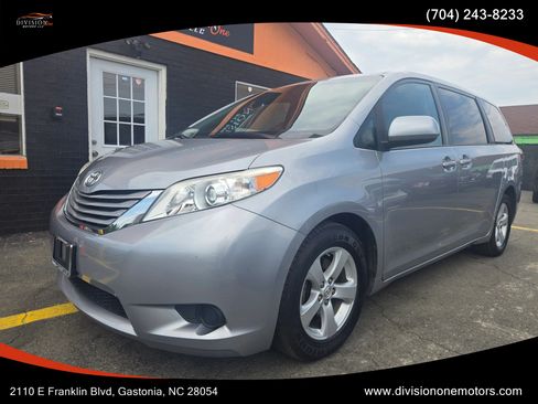 Used 2017 Toyota Sienna LE FWD image 1