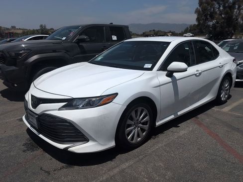 Used 2018 Toyota Camry LE FWD image 1
